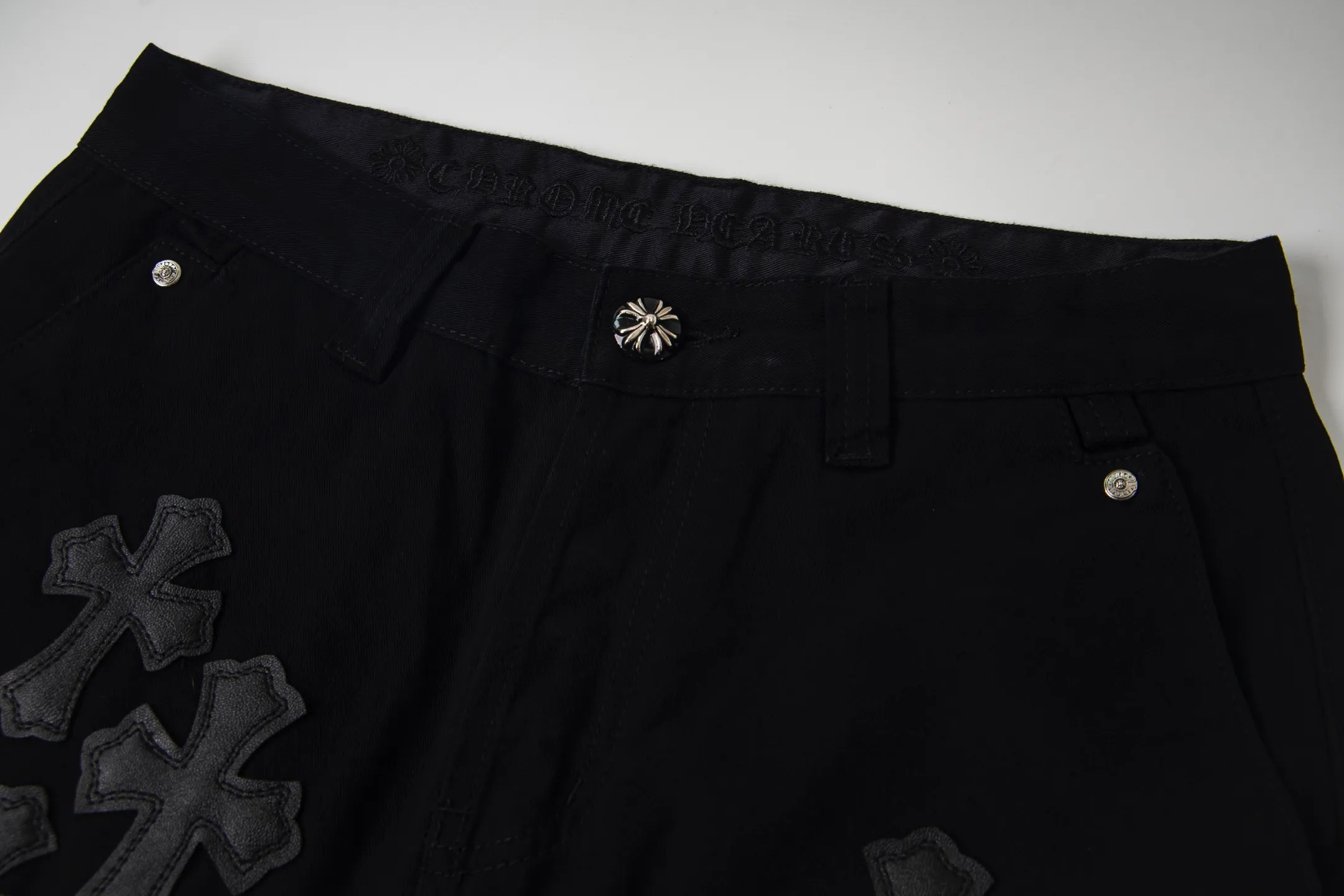 P260 Chrome Hearts丨Chrome Hearts Black and Brown Camouflage Cross Patched Leather Jeans - Full of exploring the ultimate in fashion, Chrome Hearts' new Chrome Hearts pants cleverly integrate camouflage crosses, camouflage crosses and other elements to break traditional boundaries. Mattyboy's clever fusion of overalls and khaki jeans, the same style, brings endless matching inspiration to fashionistas! Whether it is daily wear or a trendy try, these pants can bring you an excellent fashion experience. Style number: 1753# Color: casual black Size: 28 30 32 34